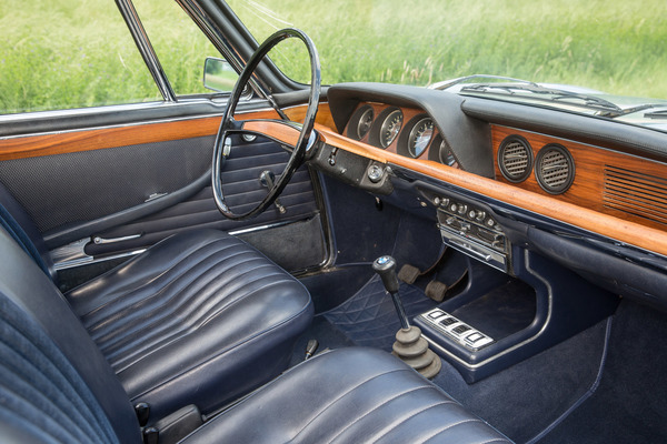 BMW 2000 CS (1967) - viel Holz, auch im Lenkrad - der Huphalbring fehlt