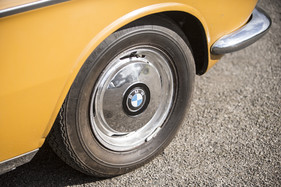 BMW 2000 CS (1968) - Stahlfelgen mit verchromten Raddeckeln
