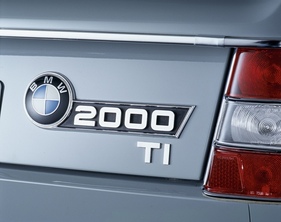 BMW 2000 TI (1966) - BMW-Badge und Modellschriftzug wurden teilfusioniert