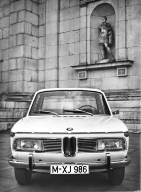 BMW 2000 Tilux (1966) – Frontansicht mit Rechteckscheinwerfern statt der runden Lampen des 2000 TI