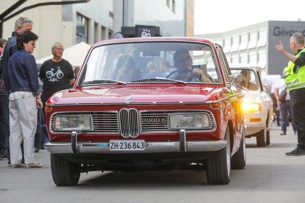 BMW 2000 Tilux (1967) – rollt (hier nicht zu sehen) auf Alpina-Leichtmetallrädern – Older Classics Mai 2024