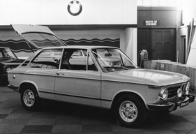 BMW 2000 Touring - BMW lanciert erstmals mit dem Touring den Gepäckraum im Wageninnern - gezeigt am Genfer Autosalon 1971