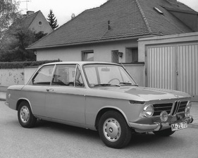 BMW 2002 (1968) - hier mit Zusatzscheinwerfern, die ihn noch schneller machten