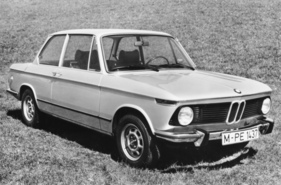 BMW 2002 (1974) – Umgehende Stossleiste schützt das Blech BMW 2002 (1974) – Umgehende Stossleiste schützt das Blech
