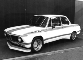 BMW 2002 Alpina - Wettbewerbswagen der Gruppe 2 mit ins Heck verlegte Komponenten, u.a. Tank, Batterie, Feuerlöscher, Alternator, Trockensumpfschmierung - am Genfer Automobilsalon 1974 BMW 2002 Alpina - Wettbewerbswagen der Gruppe 2 mit ins Heck verlegte Komponenten, u.a. Tank, Batterie, Feuerlöscher, Alternator, Trockensumpfschmierung - am Genfer Automobilsalon 1974