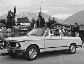 BMW 2002 Cabriolet (1972) - der Sicherheit zuliebe ein Überrollbügel