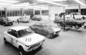 BMW 2002 Schnitzer (1969) – Blick in die Montagehalle für Wettbewerbswagen in Freilassing BMW 2002 Schnitzer (1969) – Blick in die Montagehalle für Wettbewerbswagen in Freilassing