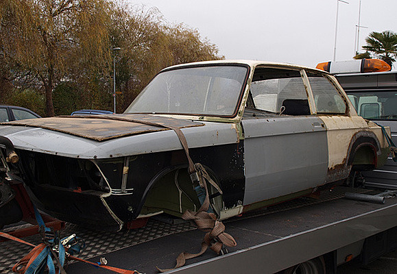 Erst bei CHF 4'500 senkte sich der Hammer bei diesem BMW 2002 TI Restaurationsobjekt