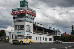 BMW 2002 Targa (1971) - auf der Rennstrecke "Schleizer Dreieck" in der ehemaligen DDR - Creme21 2015