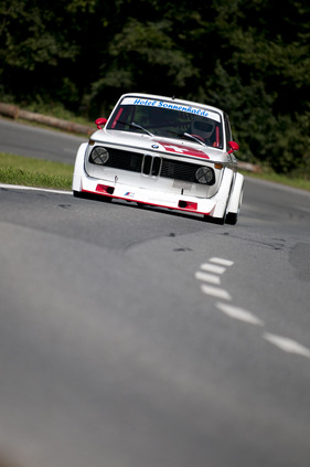 BMW 2002 Tii (1972) mit Startnummer 154 an der 5. Bergprüfung Altbüron 2011 (1972)