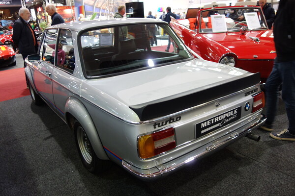BMW 2002 Turbo (1974) – hinten ohne Spiegelschrift – Interclassics Classic Car Show Brüssel 2023