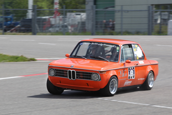 BMW 2002 auf der Rundstrecke - Motorworld Classics Bodensee 2019