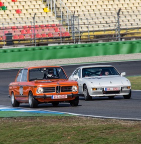 BMW 2002 - im Clinch mit Porsche 924 - beim akademisches Fahrtraining auf dem Hockenheimring 2012