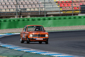 BMW 2002 - im Drift durch die Sachskurve - beim akademisches Fahrtraining auf dem Hockenheimring 2012