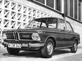 BMW 2002 ti (1969) - nur durch die Typenbezeichnung am Kühler von den Geschwistern unterscheidbar