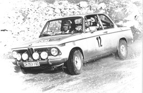 BMW 2002 ti (1975) - Günther und Gozel im BMW 2002 ti auf einer harten Spezialprüfung der Rallye Uri 1975 auf Schotter bei Silenen (1975)