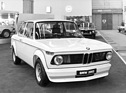 BMW 2002 turbo (1973) - der Massstab für Sportfahrer der Zeit - man beachte, dass hier der omminöse spiegelverkehrte Schriftzug auf dem Frontspoiler fehlt - gesehen auf der IAA 1973