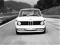 BMW 2002 turbo (1973) - der spiegelverkehrte Schriftzug sorgte für Tumult - er war nur im Rückspiegel des Vordermanns korrekt lesbar und bedeutete, dass man Platz machen sollte - zu agressiv für die Zeit