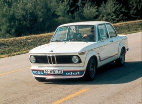 BMW 2002 turbo (1973) - frühe Ausfahrt, noch mit Turbo-Schriftzug auf dem Frontspoiler