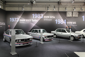 BMW 2002 turbo (1973) - zwischen einem BMW 3.0 CSL und einem BMW 325i auf dem BMW-Stand (Techno Classica 2017)