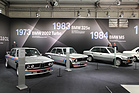BMW 2002 turbo (1973) - zwischen einem BMW 3.0 CSL und einem BMW 325i auf dem BMW-Stand (Techno Classica 2017)