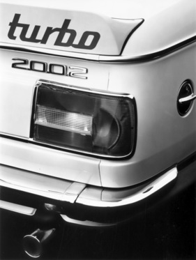 BMW 2002 turbo (1974) - 211 km/h und rund 7 Sekunden für den Spurt von 0 auf 100 km/h waren angesagt