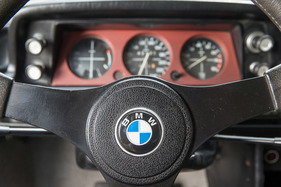 BMW 2002 turbo (1974) - BMW-Zeichen in der Lenkradnabe (1974)