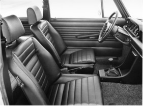 BMW 2002 turbo (1974) - Interieur des Turbo mit Schalensitzen und serienmässigen Sicherheitsgurten