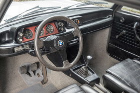 BMW 2002 turbo (1974) - das Lederlenkrad und das rote Armaturenbrett unterschieden den Turbo vom normalen 2002