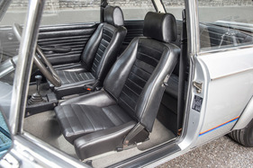 BMW 2002 turbo (1974) - man sitzt gut in den Sportsesseln