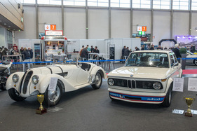 BMW 2002 turbo (1974) - neben dem Vorkriegsklassiker BMW 328 - Retro Classics Bavaria 2022 (1974)