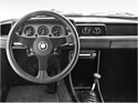 BMW 2002 turbo (1974) - sportliches Lenkrad und Ladedruckanzeige im Armaturenbrett (mittig)
