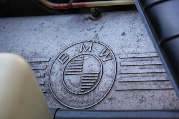 BMW 2500 (1976) - BMW-Zeichen auf dem Sechszylinder