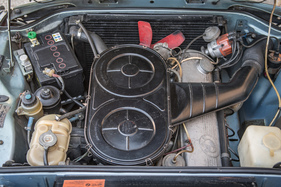 BMW 2500 (1976) - der längs eingebaute Reihensechszylinder wird durch den grossen Luftfilter verdeckt