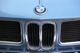 BMW 2500 (1976) - natürlich mit BMW-Niere auf dem Bug