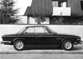 BMW 2800 CS (1968) - Silhouette eines dunkel lackierten Coupés