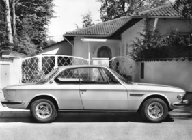 BMW 2800 CS (1968) - Silhouette eines in Silbermétallic lackiertes Coupés