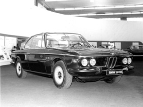 BMW 3.0 CS A - wird in verschiedenen Versionen angeboten, hier als Automatik-Coupé mit Borg-Warner-Getriebe - am Genfer Automobilsalon 1974
