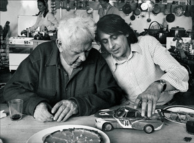 BMW 3.0 CSL (1975) - Alexander Calder mit Hervé Poulain in seinem Atelier, auf dem Tisch das Modell des Art-Cars BMW 3.0 CSL (1975) - Alexander Calder mit Hervé Poulain in seinem Atelier, auf dem Tisch das Modell des Art-Cars