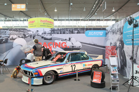 BMW 3.0 CSL (1975) -der Tourenwagen wirbt für den AvD Oldtimer Grand Prix 2017 - Retro Classics Stuttgart 2017