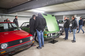 BMW 3.0 CSi (1973) sorgt für interessierte Blicke unter die Haube – Bremen Classic Motorshow 2024
