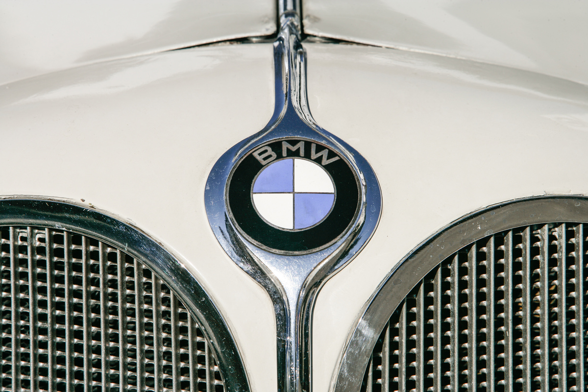 BMW 303 (1933) - das charakteristische BMW-Markenzeichen mit dem Propeller