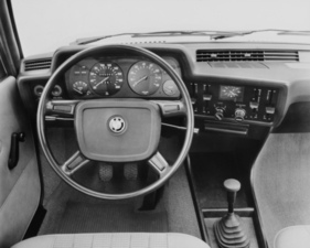 BMW 316-320 (1975) – zum Fahrer geneigter Instrumententräger