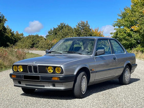 BMW 316i Coupé (1989) - Lot 010 an der Artcurial „Automobiles sur les Champs" Versteigerung 2024
