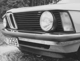 BMW 318 (1975) – erkennbar an den einfachen Scheinwerfern BMW 318 (1975) – erkennbar an den einfachen Scheinwerfern