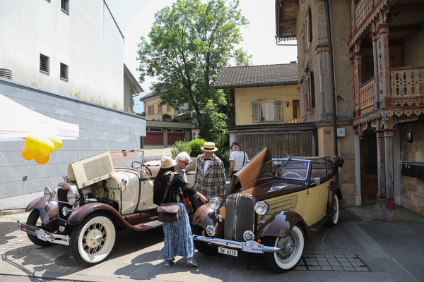 BMW 319 Cabriolet (1934) - attracts a lot of interest, just like the Ford Model A next to it - Oldtimer in Obwalden (O-iO) 2023