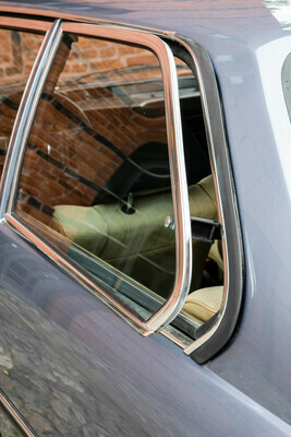 BMW 320/6 (1977) – Anstatt versenkt werden die hinteren Seitenfenster ausgestellt.