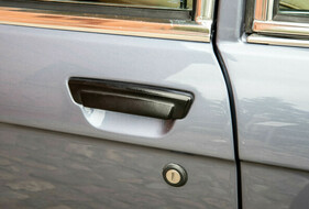 BMW 320/6 (1977) – Auch die Türgriffe bestehen aus schwarzem Kunststoff.