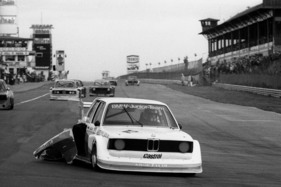 BMW 320 Grp 5 (1977) - Nach der Feinberührung ist Surers BMW nicht mehr richtig fahrbar