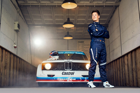 BMW 320 Gruppe 5 (1977) - Max Hesse vor dem 320 Gruppe 5 mit seinen breiten Flanken